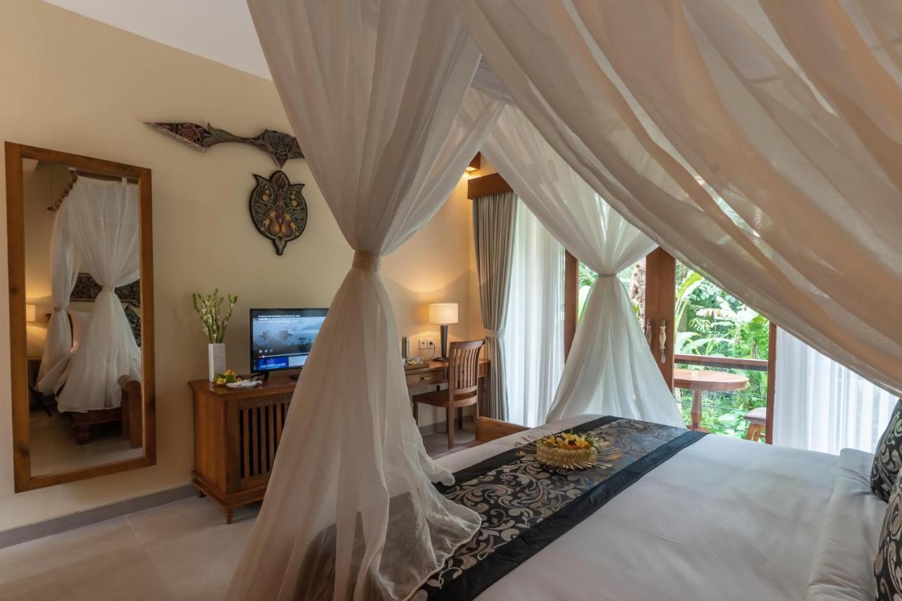 Habitación con cama extragrande y bañera de hidromasaje